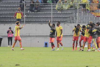Aucas busca superar al líder Macará.