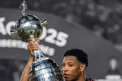 Gonzalo Plata muestra el trofeo de campeón de la Libertadores 2025.
