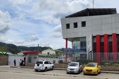 El cuerpo de Silvia Yolanda Chila Jama fue trasladado al Centro Forense de Esmeraldas para las pericias correspondientes.