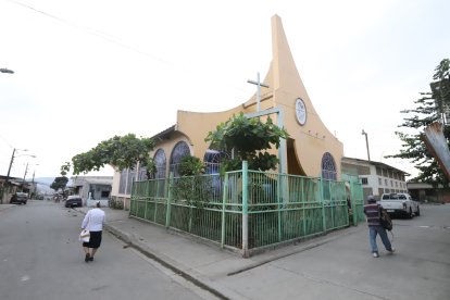 El templo dedicado a la tercera santa ecuatoriana, con su campanario, en una equina de Paraíso de la Flor.