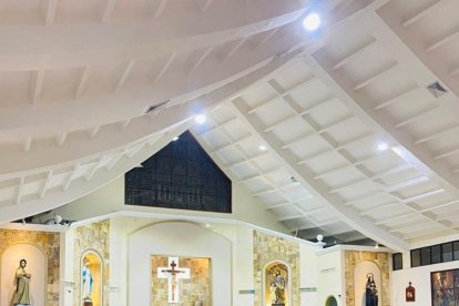 Los devotos de la Violeta de Nobol acuden masivamente a su santuario, ante la proximidad de su festividad.