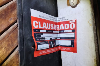 Autoridades municipales clausuraron el establecimiento por no tener papeles en regla.