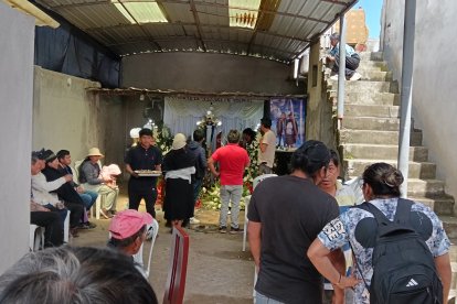 Familiares y vecinos llegan sin pausa para despedirlos en medio de un profundo dolor comunitario.