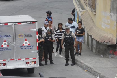 Personal de Policía y Criminalística acudió al sitio a recabar indicios.