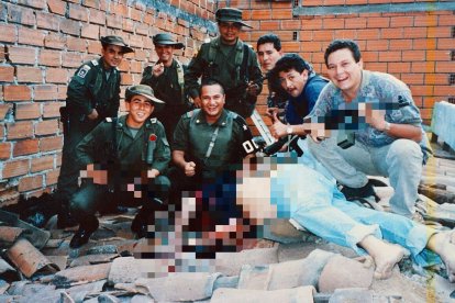 Esta es la histórica foto de la muerte de Pablo Escobar a manos de policías en el tejado de la casa en la que se ocultaba.