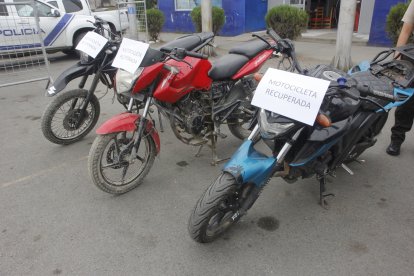 Entre las evidencias constan tres motocicletas.