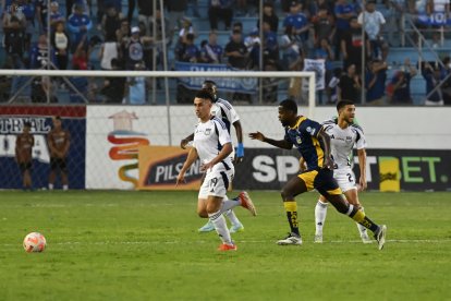 Manta, 30 de noviembre de 2025. En el estadio Jocay, DelfÃ­n recibe a Emelec, en un partido por la Fecha 7 - Segundo Hexagonal del Campeonato Nacional de FÃºtbol Liga Ecuabet 2025. API FOTO / ARIEL OCHOA ag-periodistas