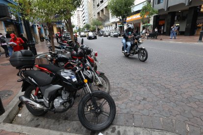 Algunos de los puestos de parqueo son ocupados por dueños y empleados de locales.