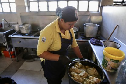 Las corvinas llegan adobadas para solamente freírlas.