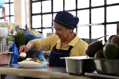 Doña Susana Loachamín ha vendido en el Mercado Central por más de 50 años.