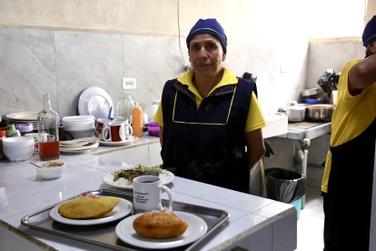 Betty Armijos es relativamente nueva en este centro de abastos y oferta platillos lojanos.