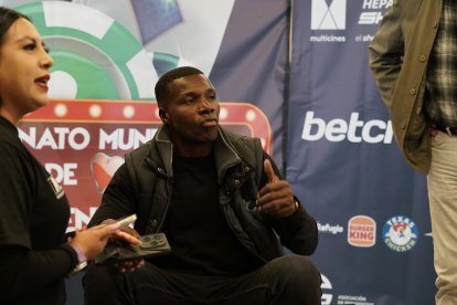 El exfutbolista ecuatoriano Carlos Tenorio (c) fue uno de los jugadores que inauguró la zapatería