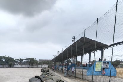 Con la autogestión arreglan las canchas,