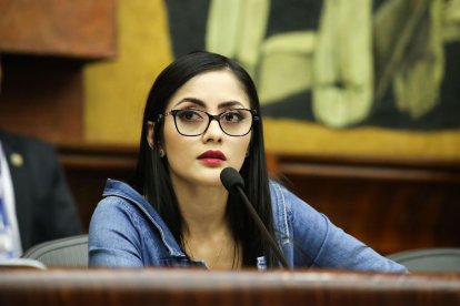 La asambleísta de Revolución Ciudadana, Viviana Veloz, ha sido crítica de Viviana Veloz.