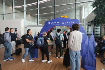 Pasajeros abordan el avión de Latam que retoma la ruta Guayaquil - Nueva York.