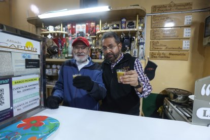 Carlos y Edwin Idrovo aún mantienen la tradición de los hervidos tradicionales.