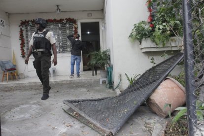 La Policía llegó al inmueble para investigar el asalto.