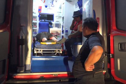 “Personal de socorro brinda atención prehospitalaria a una pasajera herida dentro de una ambulancia tras el accidente en La Rioja.