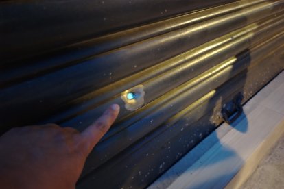 En total se observaron tres tiros que llegaron a un local comercial en la calle Neptalí Godoy.