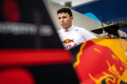 Isack Hadjar, el joven talento elegido para acompañar a Max Verstappen en 2026.