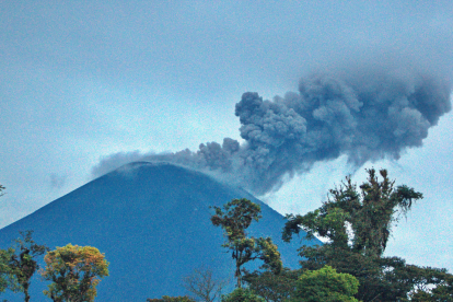 Una imagen del volcán Reventador en actividad.