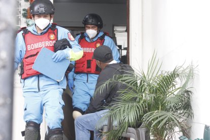 Paramédicos brindaron primeros auxilios al ciudadano, quien sufrió golpes por el choque.