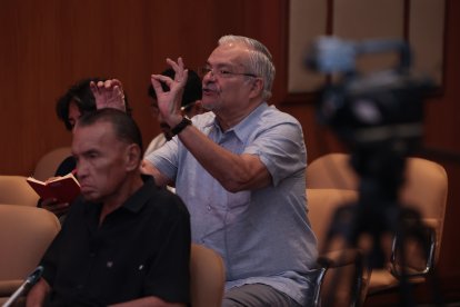 Miembros de la audiencia plantearon sus inquietudes legales a Verónica y a su abogado.