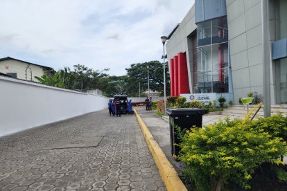 Personal del Centro Forense de Esmeraldas ingresa los féretros con los cuerpos de las víctimas de la jornada violenta.