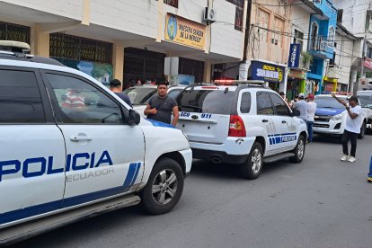 “Efectivos policiales durante una intervención reciente en Esmeraldas, en el marco de operativos contra la delincuencia.