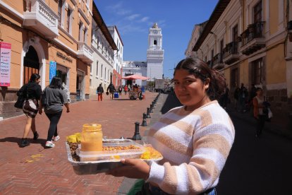 Nahomi viaja desde Otavalo para vender sus catzos fritos.