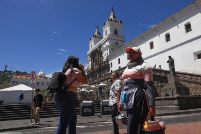Verónica Morales recorre parte de la Plaza de San Francisco con sus ‘cortaditos’ de la panza de la vaca.