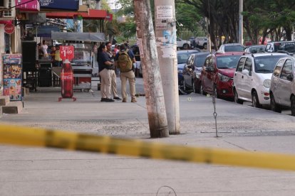 Vecinos y conocidos de la víctima se agruparon alrededor de la zona acordonada.