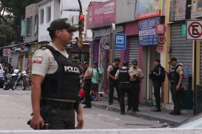 Un cruce de balas en la calle Tungurahua, en Guayaquil, ocasionó la muerte de una mujer.