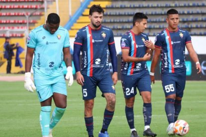 Los jugadores de El Nacional luego de uno de los últimos partidos del Hexagonal 2 de la LigaPro.