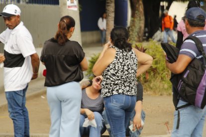 Familiares de la joven madre acudieron al laboratorio de Criminalística este jueves para retirar el cadáver.