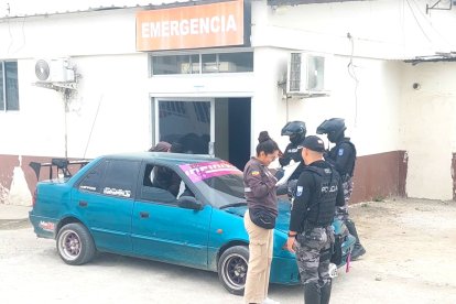 Los peritos policiales revisaron minuciosamente el auto en donde se movilizaba el chofer atacado a balas