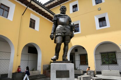 En la plaza ubicada en las calles Benalcázar y Olmedo está un monumento a Sebastián de Benalcázar, fundador de Quito.