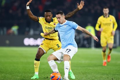 Pervis Estupiñán (i), lateral del AC Milan.