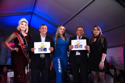 Miguel Jaramillo y Octavio Tamayo celebran su victoria en la final del Campeonato Mundial de 40, tras una intensa partida en el Centro Comercial Iñaquito.