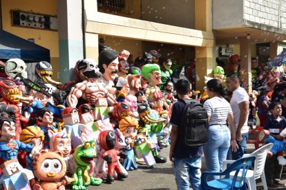 Los tradicionales monigotes también tendrán su espacio para la venta.