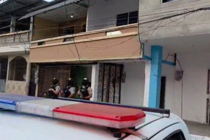 Un inmueble fue allanado en la parroquia Los Esteros, de Manta, el cual, según la Policía, era un centro de acopio de armas y droga