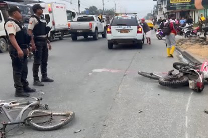 La bicicleta y la motocicleta quedaron tendidas sobre el asfalto tras el choque que dejó dos víctimas mortales en La Independencia.