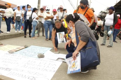 Los familiares se reunieron en los exteriores del establecimiento carcelario.