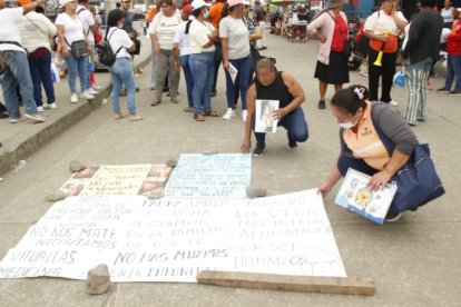 Los familiares se reunieron en los exteriores del establecimiento carcelario.