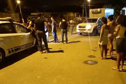 Agentes de Criminalística y DINASED levantan indicios en la escena donde fue asesinado Jixon Méndez, en plena vía principal de San Mateo.