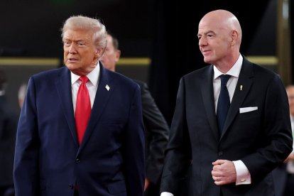 Donald Trump, presidente de Estados Unidos (i) y Gianni Infanto, titular de la FIFA.