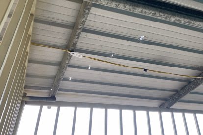 En el techo de una vivienda quedaron las huellas de los impactos de balazos.