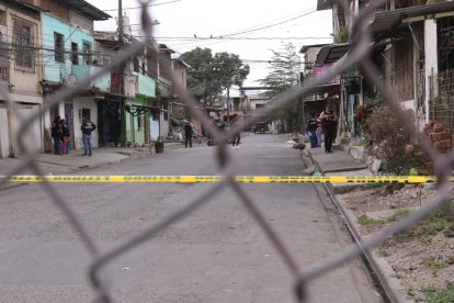 Vecinos reaccionan ante la conmoción causada por un crimen en su barrio.