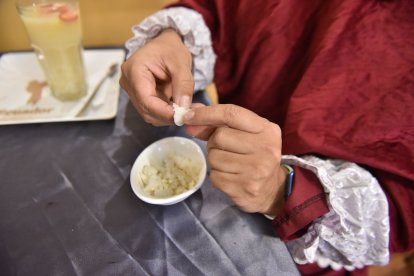 Es complejo retirar uno por uno los embriones del mote, que toma varios días de preparación.