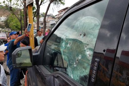 Al menos catorce vainas percutidas quedaron esparcidas tras el ataque armado.